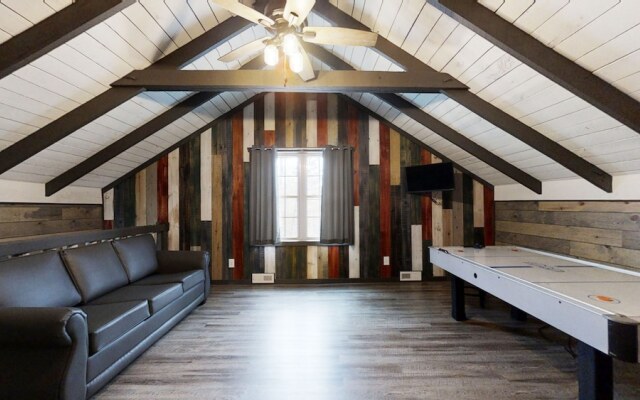 Bigfoots Hideaway 1 Bedroom Cabin by RedAwning