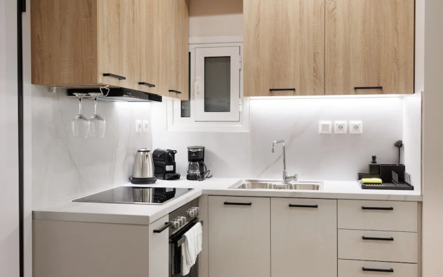 Chic & Renovated Flat Steps from Metro