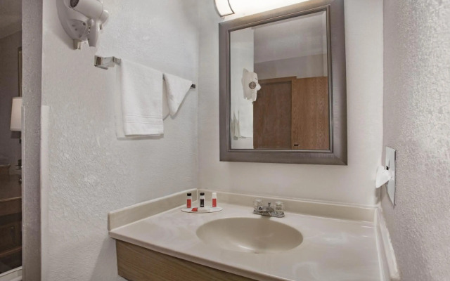 Holiday Inn Express Hotel & Suites Buffalo-Airport by IHG