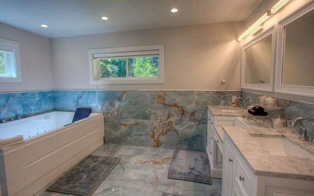 Creek Side Summit 4 Bedroom Home by RedAwning