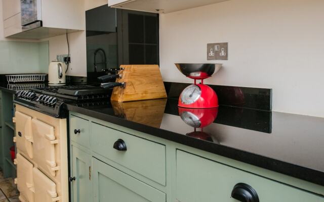 3 Bedroom Family Home Sleeps 6 in Camden