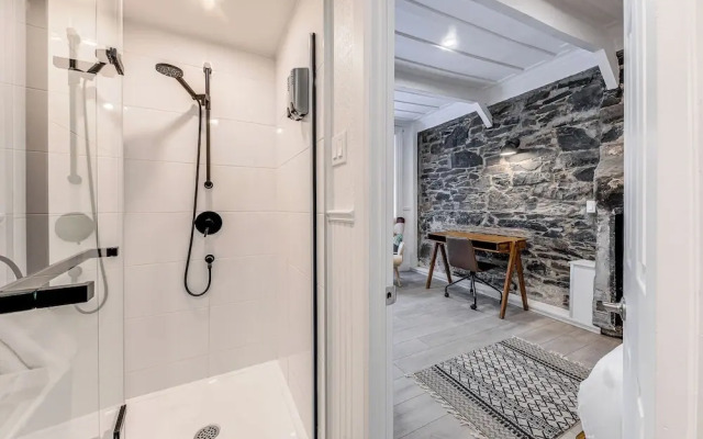 Gorgeous 3 Bedroom 2-floor Old Townhouse