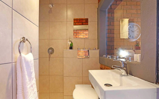 Happy Rhino Hotel