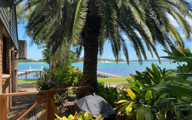 Serenity by the Lake - Romantic Waterfront Couple's Getaway