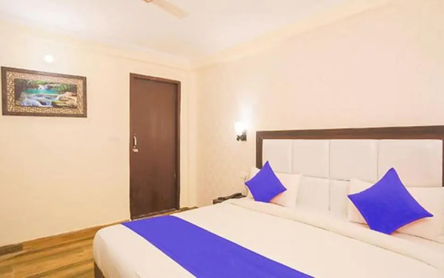 Fabhotel Lazeeno