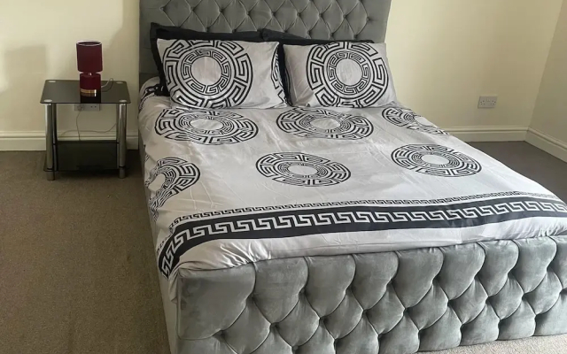 2-bed Apartment - Sleeps 4 - Street Parking - Wifi
