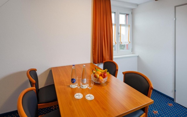 Historische Residenz Lindeneck – Guest Rooms – Guettingen