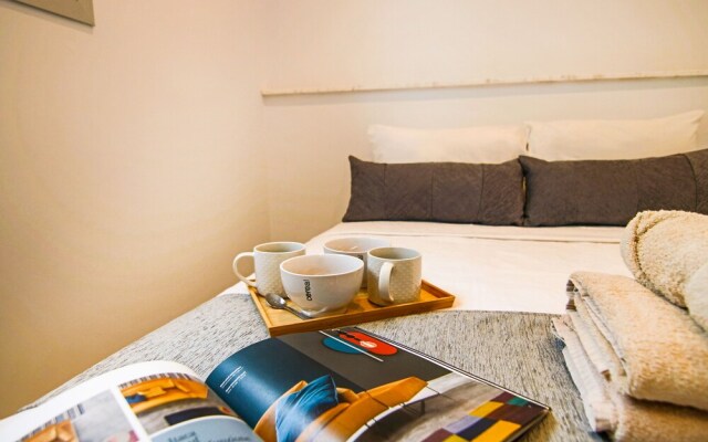 Phaedrus Living: Seaside Executive Flat Harbour 201