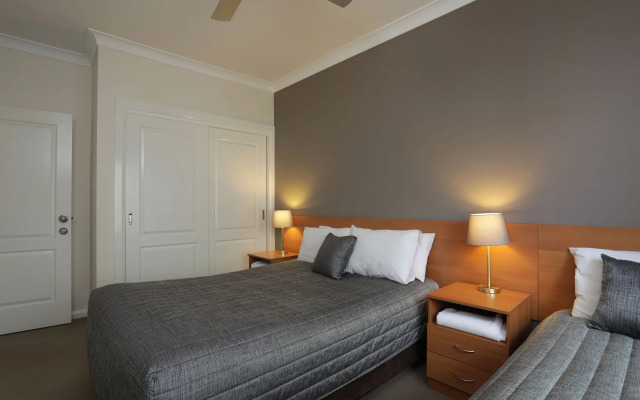 Cadman Motor Inn & Apartments