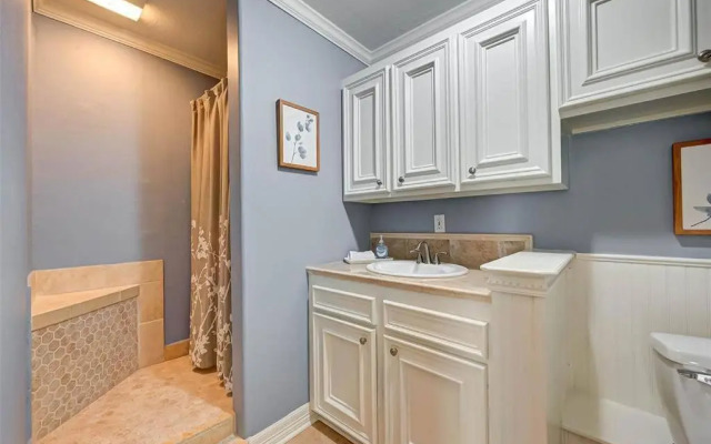 Beautiful traditional home*Modern updates*Guest suite B