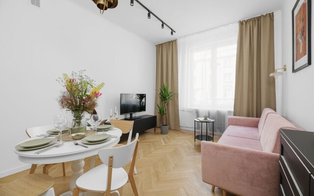 oompH Warsaw Central Vintage Apartment