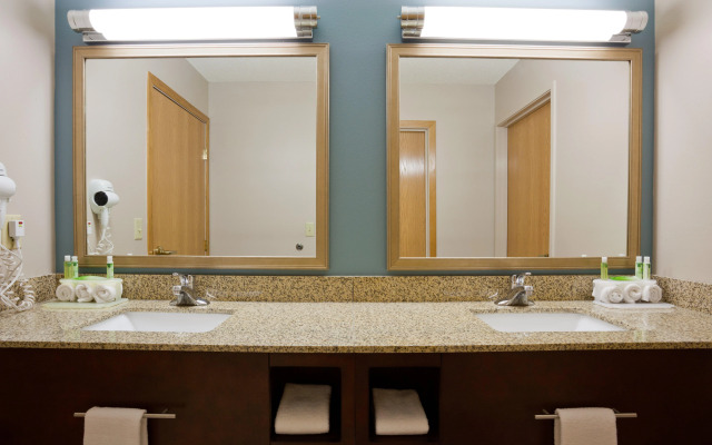 Holiday Inn Express Hotel & Suites St. Cloud by IHG