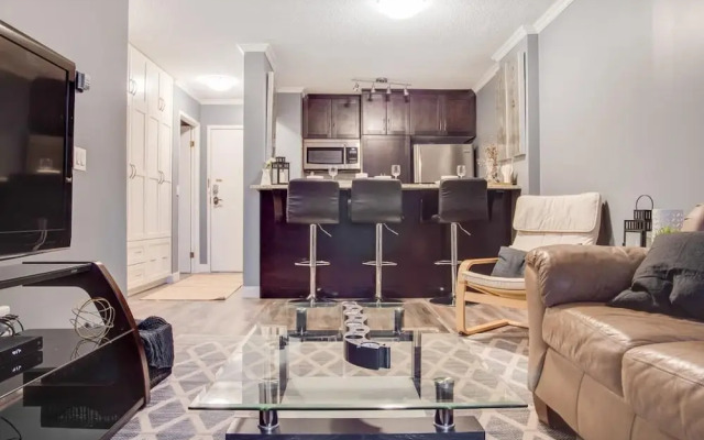 Cozy and Central DT Home w Gym Coffee Parking BBQ