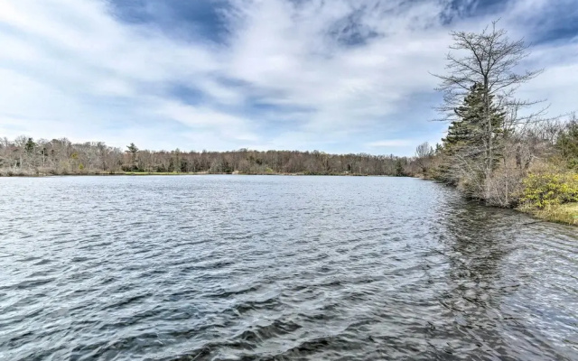 Pet-friendly Tobyhanna Escape Near Hiking & Skiing