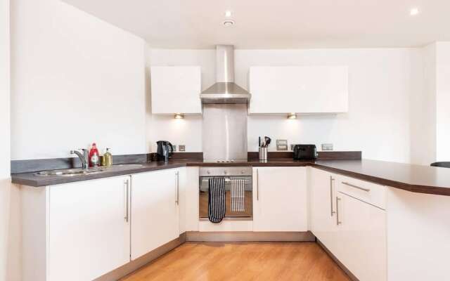 Light and Bright 1BR Apartment Close to Station