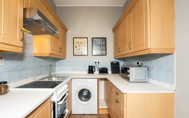2 Bedroom Flat - Free Parking