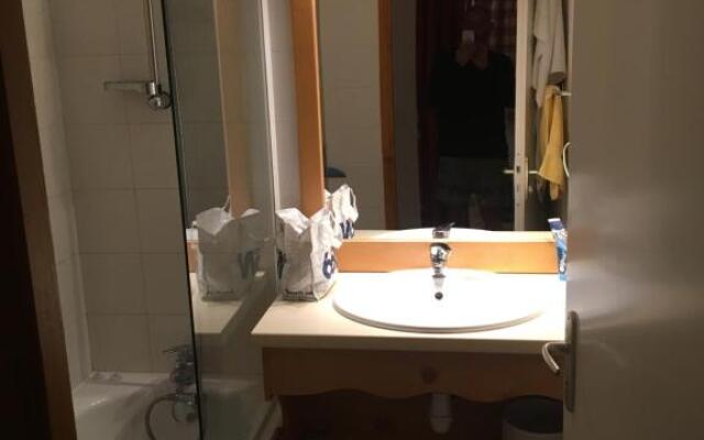 Skis Aux Pieds Station 1800 Dame Blanche