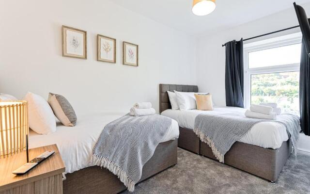 Hilltop House - TV in Every Bedroom!