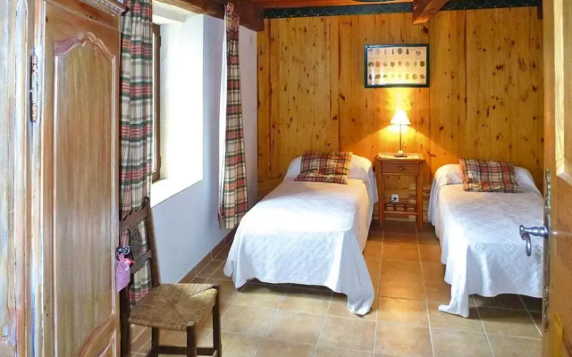 Private Garden House in Redortiers