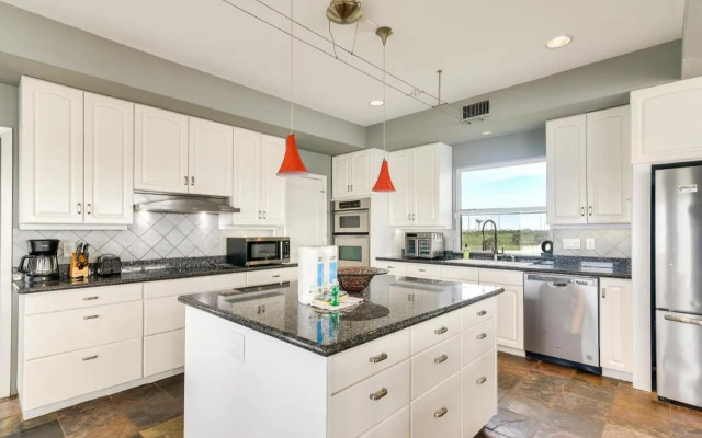Oceanfront Galveston Beach House: Steps to Sand!
