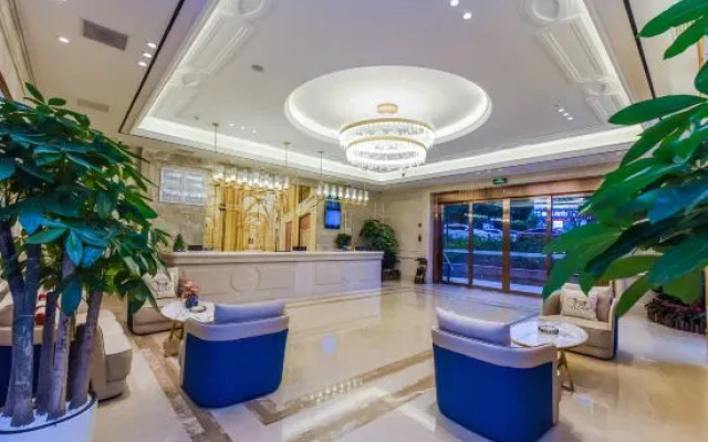 Vienna International Hotel (Chongqing Jiaotong University Liugongli Light Rail Station)