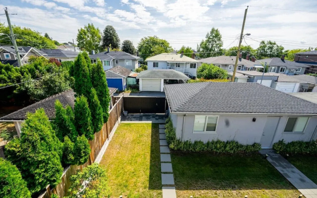 Centrally-located Luxury Home With Views Cinema