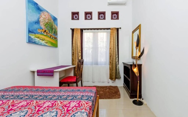 Tropical house in Nusa Dua. Beach in 150m. Garden. Fast to airport! Fast internet – Guest Rooms – Benoa