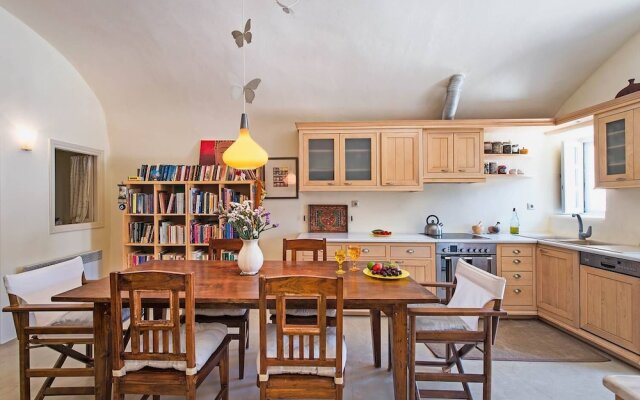 Real Santorini Cave House far From the Crowds