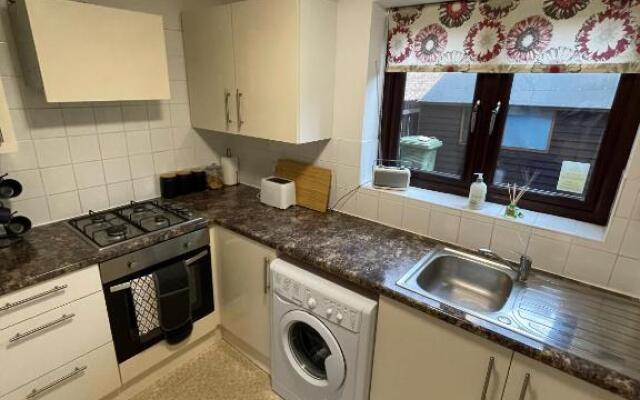 Comfy & Spacious 5 person house, driveway parking!