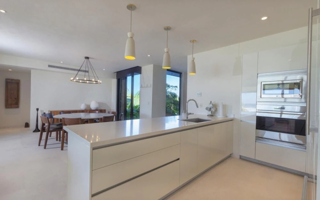 Sunny Vacation Condo 3