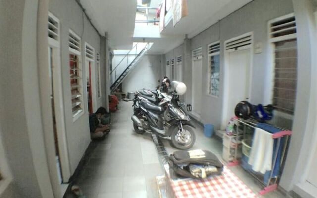 Hannah House - Female Room Only by ZUZU