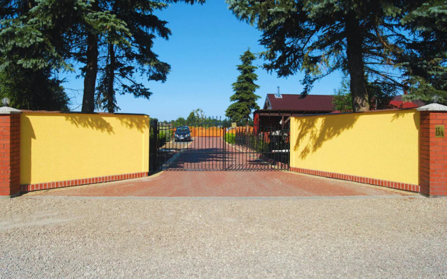Terraced House With Pool and Sauna, Sieciemin