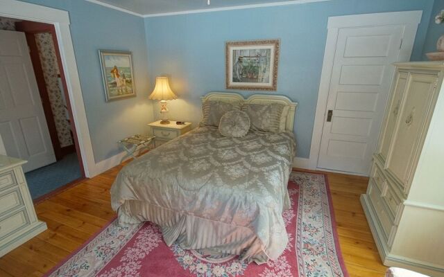 Tuckernuck Inn