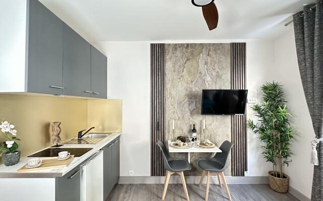 1601B - Studio near Champs Elysées