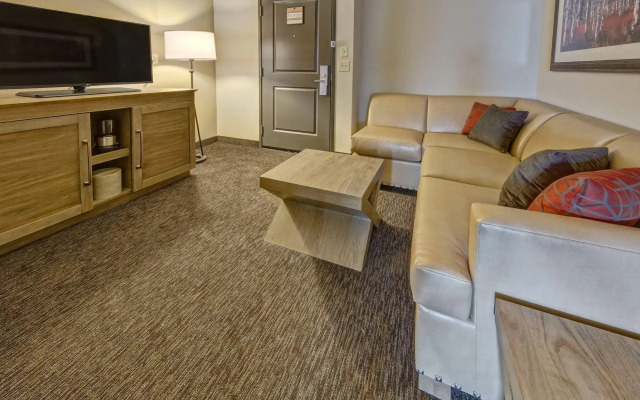 Black Fox Lodge Pigeon Forge, Tapestry Collection by Hilton