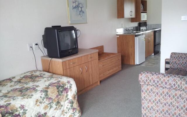 Ace High Motor Inn