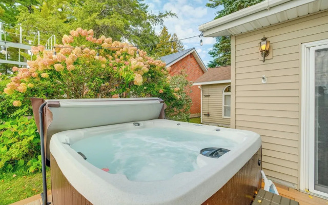 Kalkaska Retreat: Private Hot Tub, Dock, Fireplace