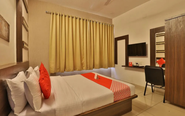 OYO 11649 Hotel Mahima