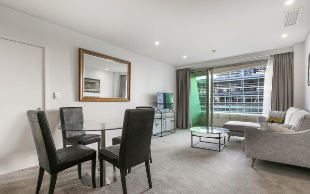 QV Deluxe Waterside Apartment - 851