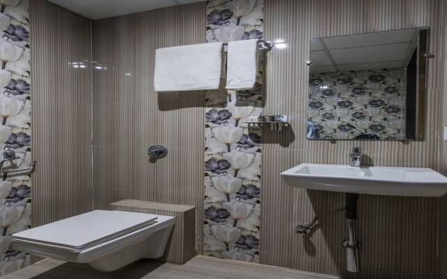 OYO 13531 Hotel Sundaram Palace