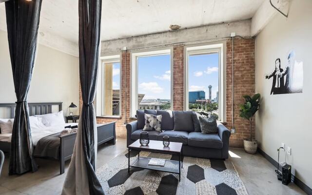 Downtown Dallas Gorgeous 3 BD, Pool & Gym