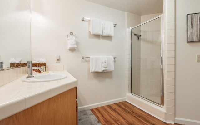 Silver Bear 19 with Covered Parking, Walk to Canyon Lodge by RedAwning