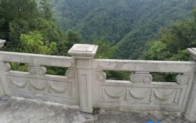 Stone pillars Tiantian Pearl Hotel