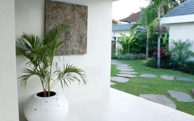 Seminyak White Design Villa