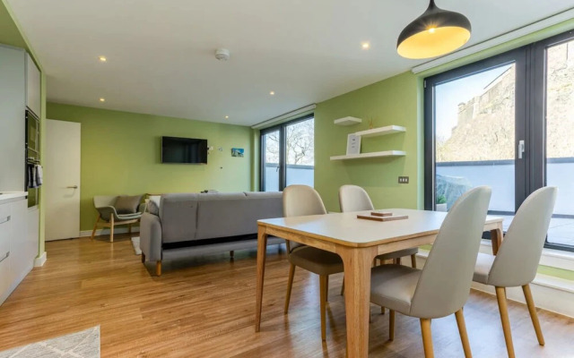 Amazing 2 Bedroom Apartment With Views of Edinburgh Castle