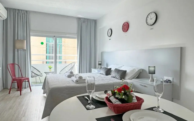 Palmbeach Larnaka Finikoudes - 1min to Beach