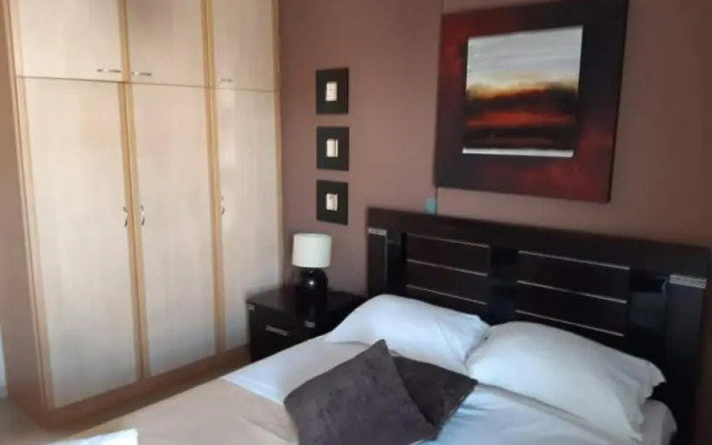 Εclectic Apartment 8fr (free parking)