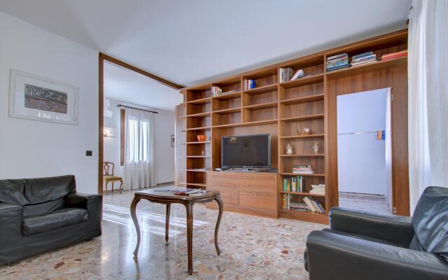 Sunny Canalview 4Pax, Wifi, Aircond