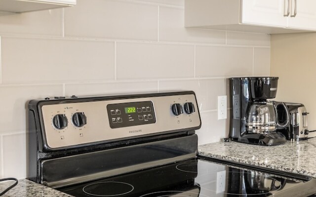 Modern 3BR 2BA Townhome in Lakeshore