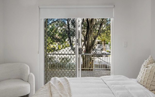 Burleigh Breeze 2 Bed Beach Walk